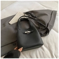 Sac seau en cuir grainé noir avec fermoir rotatif argenté et bandoulière réglable - Noir sans Pendentif