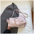 Bolso baguette rosa claro con hebilla metálica grande y dos correas de hombro - Rosa