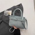 Borsa a tracolla quadrata in pelle azzurra con fibbia decorativa e tracolla regolabile - Blu Senza Ciondolo