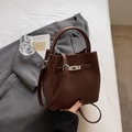 Sac seau en cuir marron foncé avec boucle argentée et texture grainée, porté main ou épaule - Sans pendentif / Café