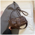 Bolso de hombro retro marrón oscuro en cuero con hebilla plateada y dos correas - Marrón