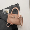 Elegante borsa a mano in finta pelle albicocca con fibbia decorativa e finiture argento - Rosa Senza Pendente