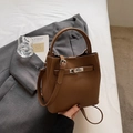 Sac seau marron en cuir avec fermoir métallique et bandoulière amovible réglable - Sans pendentif / Marron