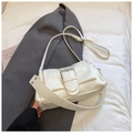 Bolso baguette blanco minimalista en cuero brillante con hebilla plateada y correa ancha - Blanco