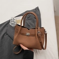 Sac à main en cuir marron avec boucle argentée et bandoulière sur fond de blazer gris - Brun Sans Pendentif