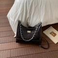 Sac bandoulière marron foncé matelassé en similicuir avec chaîne argentée et fermoir - Sans pendentif / Marron