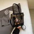 Vintage kaffeebraune Beuteltasche mit Plüschmonster-Anhänger und Web-Schultergurt - Mit Monster Plüsch Anhänger / Schwarz