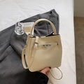 Sac seau chic en cuir beige avec fermoir argenté et bandoulière amovible - Sans pendentif / Blanc