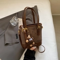 Retro Eimer-Tasche in Braun aus Kunstleder mit süßem Plüschbär-Anhänger für Damen - Mit Monster Plüsch Anhänger / Braun