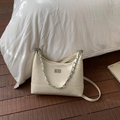 Sac à bandoulière matelassé blanc crème avec chaîne argentée et fermoir pivotant chic - Sans pendentif / Blanc Cassé