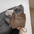 Sac seau élégant en cuir grainé taupe avec boucle argentée et bandoulière amovible - Sans pendentif / Gris