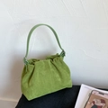 Detalle del bolso de gamuza verde con diseño de pliegues y hebilla de metal ajustable - Verde