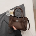 Sac à main marron foncé texturé litchi avec boucle argentée et bandoulière à la main - Brun Sans Pendentif