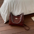 Sac bandoulière bordeaux matelassé avec chaîne en métal argenté et fermoir pivot - Sans pendentif / Rouge