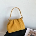 Detalle de bolso bandolera de ante amarillo jengibre con pliegues suaves y correa de cuero - Amarillo