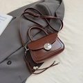 Minimalistische kaffeebraune Satteltasche aus PU-Leder mit silbernem Schloss und Handgriff - Mit Anhänger / Braun