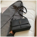 Bolso bandolera de cuero granulado negro con cierre metálico minimalista elegante - Negro