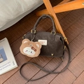 Bolso Boston marrón oscuro con textura, colgante de oso de peluche y detalles dorados - Con Colgante / Marrón