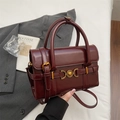 Elegante borsa Boston bordeaux in pelle lucida con fibbia in metallo dorato a cuore - Rosso