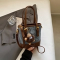Retro-Eimertasche aus Denim mit braunem Lederbesatz und Plüsch-Monster-Anhänger - Mit Monster Plüsch Anhänger / Blau
