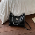 Sac sous le bras matelassé noir en similicuir avec chaîne argentée et fermoir - Sans pendentif / Noir