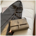 Bolso bandolera gris morandi minimalista con textura de lichi sobre blazer gris - Gris
