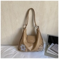 Sac hobo minimaliste kaki en similicuir avec détail de fleur en patchwork - Kaki
