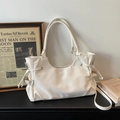 Dettaglio della borsa tote color crema con pieghe a coulisse e spalline versatili - Bianco Sporco
