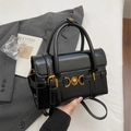 Borsa a tracolla nera in pelle lucida con elegante fibbia a cuore in metallo oro - Nero