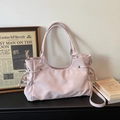 Dettaglio della grande borsa tote rosa pallido con coulisse e tasca laterale - Rosa