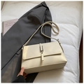 Bolso bandolera de cuero granulado blanco crema con hebilla plateada y correa larga - Blanco