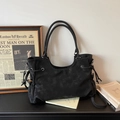 Dettaglio borsa tote grande in camoscio nero opaco con coulisse e occhielli in metallo - Nero