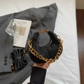 Schwarze Mini-Halbmond-Handtasche mit goldener Kette und verstellbarem Gurt - Schwarz