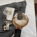 Schicke cremeweiße Knödeltasche mit goldener Kette und langem verstellbarem Schultergurt - Cremeweiß