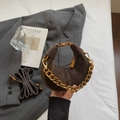Mini-Handtasche aus dunkelbraunem Wildleder mit Goldkette und verstellbarem Schultergurt - Kaffeebraun