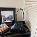 Minimalistische zwarte kunstlederen tote bag met zilveren gesp en slanke schouderbanden - Zwart