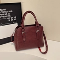 Sac bandoulière vintage en cuir PU bordeaux avec poignées et finitions argentées - Rouge