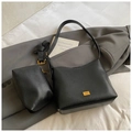 Dettaglio della borsa a secchiello nera in pelle a grana con pochette e placca metallica dorata - Nero