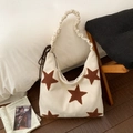 Détail du sac fourre-tout en toile crème avec étoiles en peluche et bandoulière froncée - Blanc Cassé