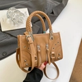Borsa baguette retrò marrone kaki con manico intrecciato e dettagli stile biker - Cachi