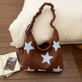 Détail du sac croissant en daim marron avec étoiles bleues et bandoulière froncée - Marron