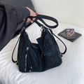 Grande borsa hobo nera in ecopelle opaca con nappe e porta carte rimovibile coordinato - Nero