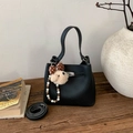 Détail d'un sac à main noir en cuir grainé avec breloque ours et bandoulière amovible - Noir (Avec Pendentif)