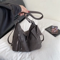 Borsa hobo grande marrone scuro con piccolo portamonete appeso e cerniera laterale - Marrone