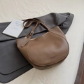Dunkelbraune Leder-Tote-Bag mit verstellbarem Schultergurt und Kieseltextur - Braun