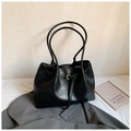 Elegante bolso tote de cuero PU negro con hebillas doradas y suave textura plisada - Negro
