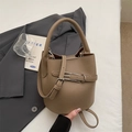 Sac seau chic en cuir grainé kaki avec poignée et bandoulière réglable pratique - Kaki
