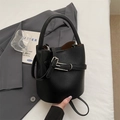 Sac seau noir en cuir grainé avec boucle argentée et poignée élégante pour femmes - Noir