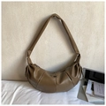 Borsa hobo a pieghe tortora minimalista con silhouette a mezzaluna e tracolla larga - Marrone