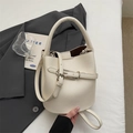 Sac seau chic en cuir grainé beige avec boucle argentée et bandoulière amovible - Blanc Cassé